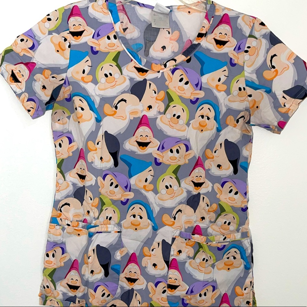 DISNEY 7 Dwarfs Scrub Top, Size XS, Lightly Worn